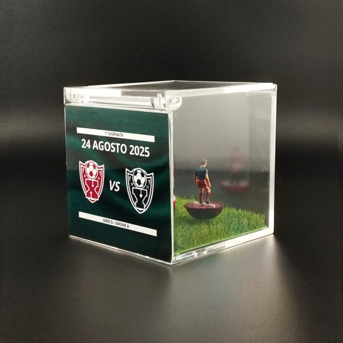 Cubo trasparente Match Day personalizzabile con 2 miniature calciatori Subbuteo e stampa dei loghi delle squadre