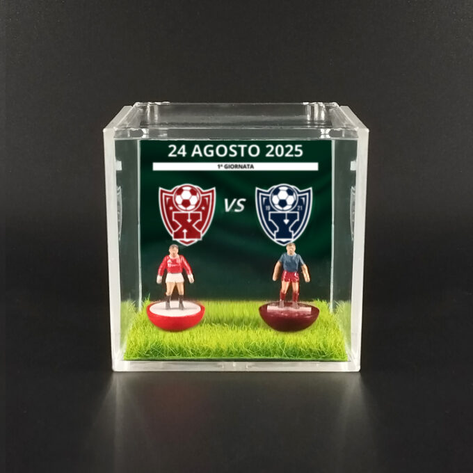 Cubo trasparente Match Day personalizzabile con 2 miniature calciatori dei loghi delle squadre