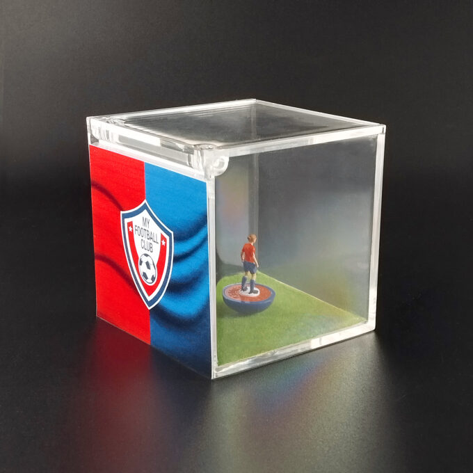 Cubo trasparente personalizzabile con miniatura calciatore Subbuteo e stampa con colori e logo della squadra